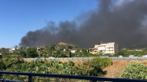Un incendio alla periferia di Reggio Calabria.
