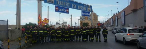 PROTESTA VIGILI DEL FUOCO: BLOCCATI IMBARCHI PER LA SICILIA.