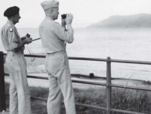 Eisenhower y Montgomery observan la costa de Calabria desde la ciudad siciliana de Messina